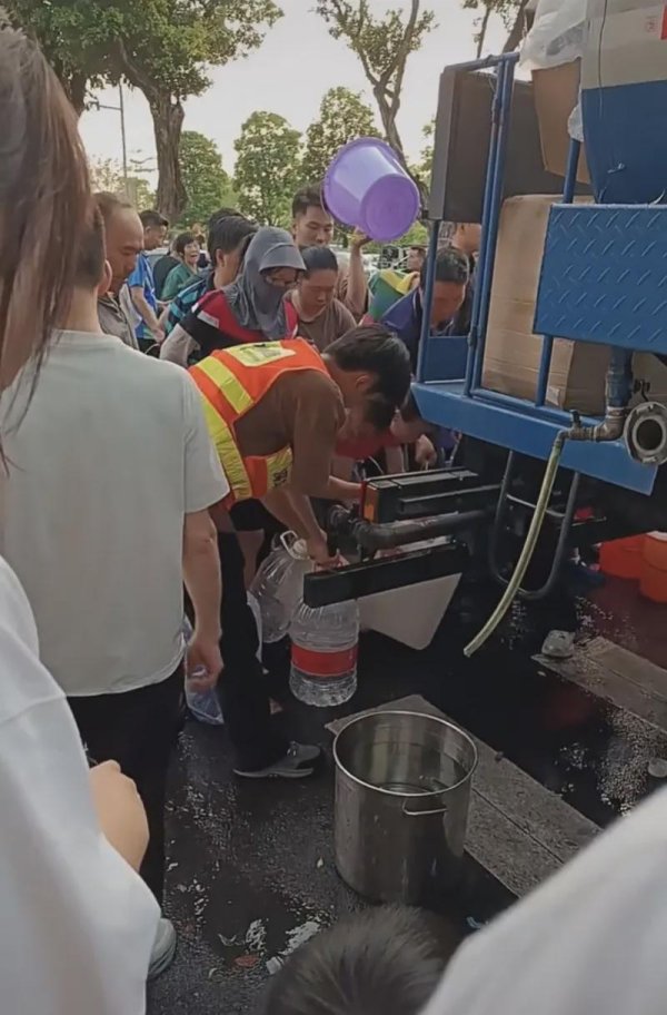 最大的配资公司 居民连夜排队取水！深圳一城中村突发爆管，“一停一整天”！最新进展